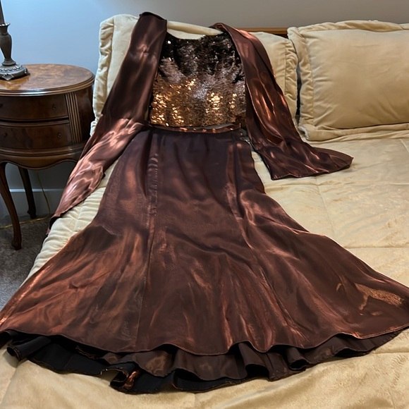 Beautiful 2 Piece Skirt and Top with Shawl - Picture 1 of 6